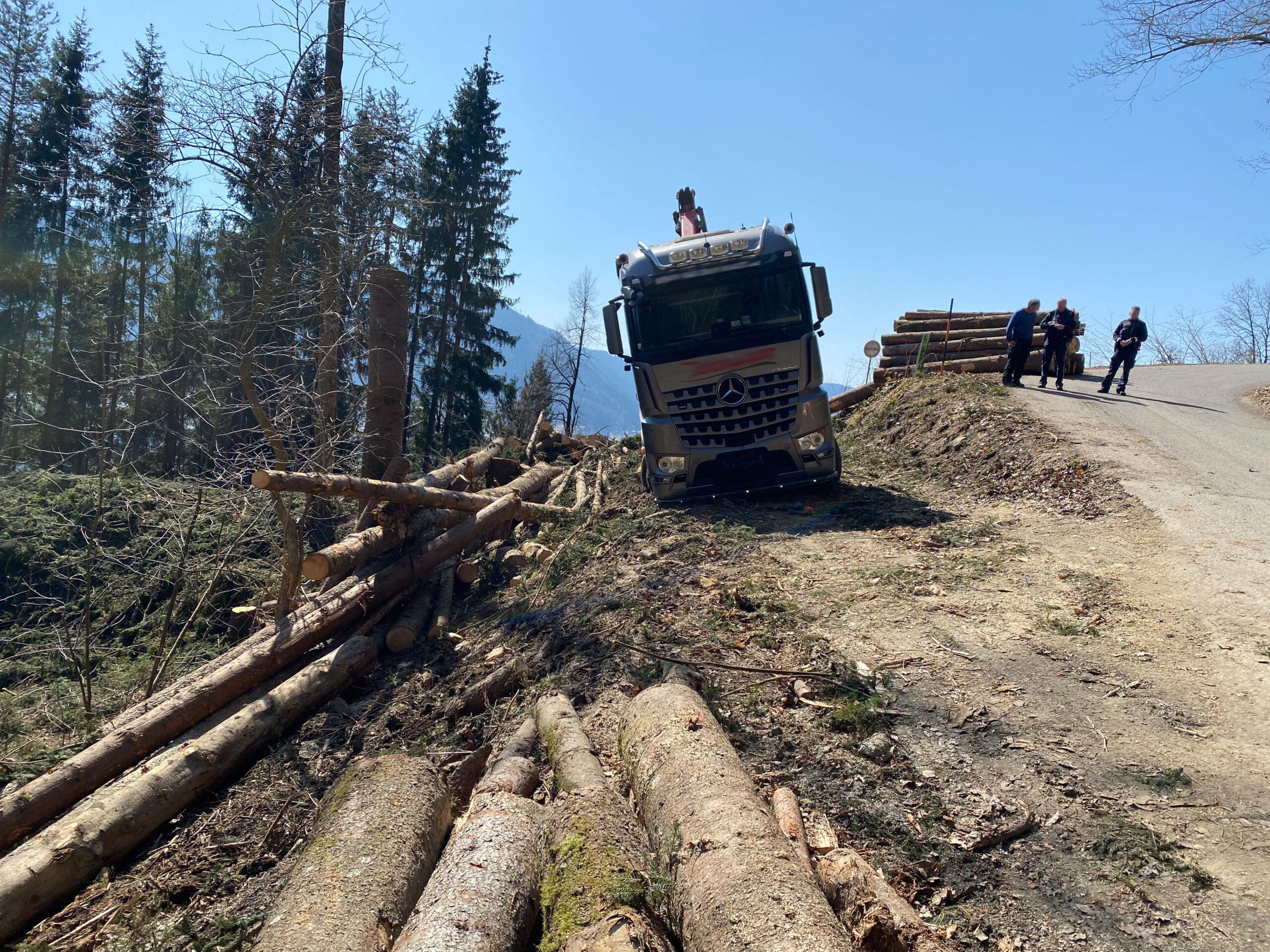 LKW von Feuerwehr vor Absturz bewahrt | Ossiacher See News