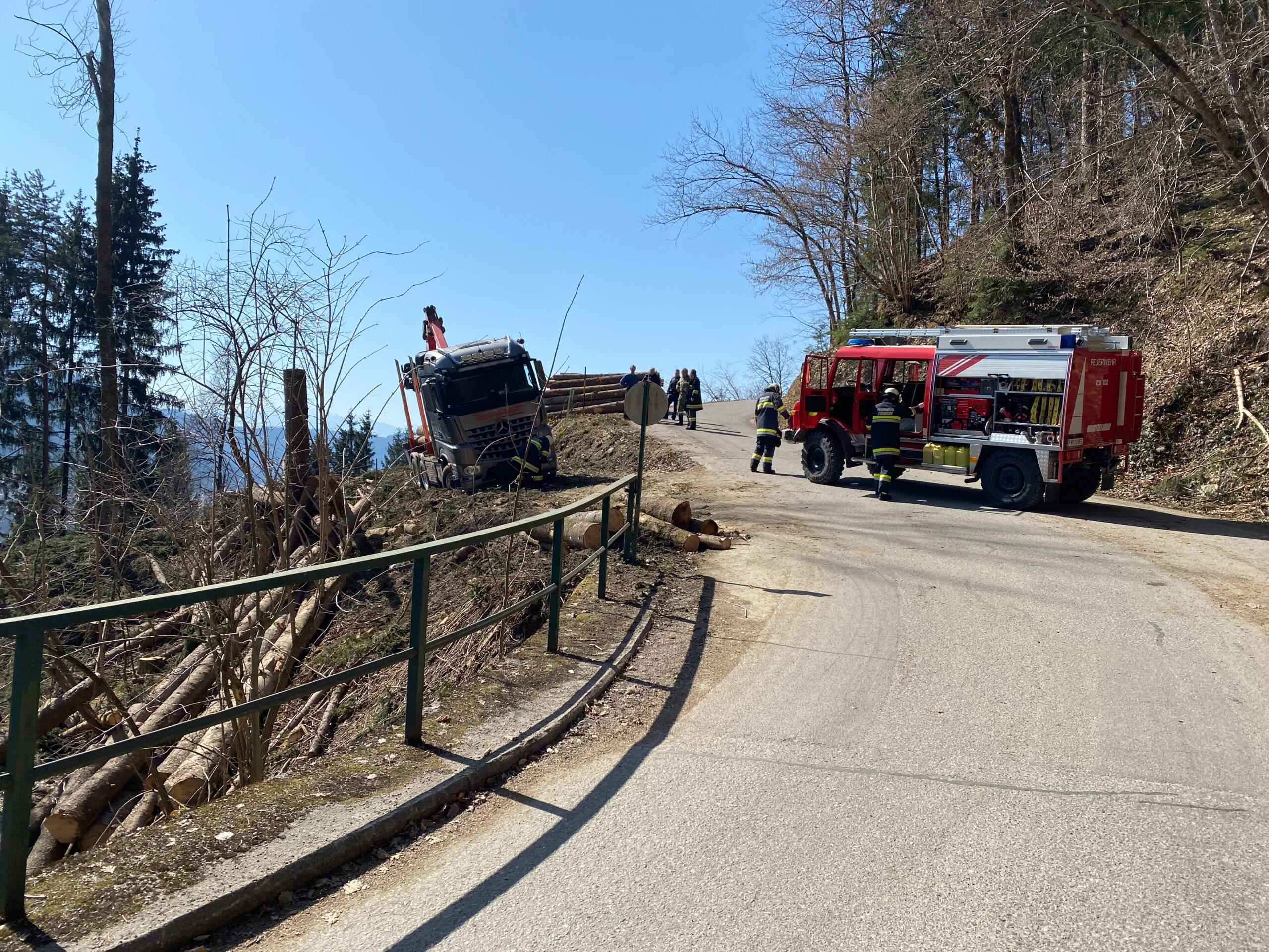 LKW von Feuerwehr vor Absturz bewahrt | Ossiacher See News