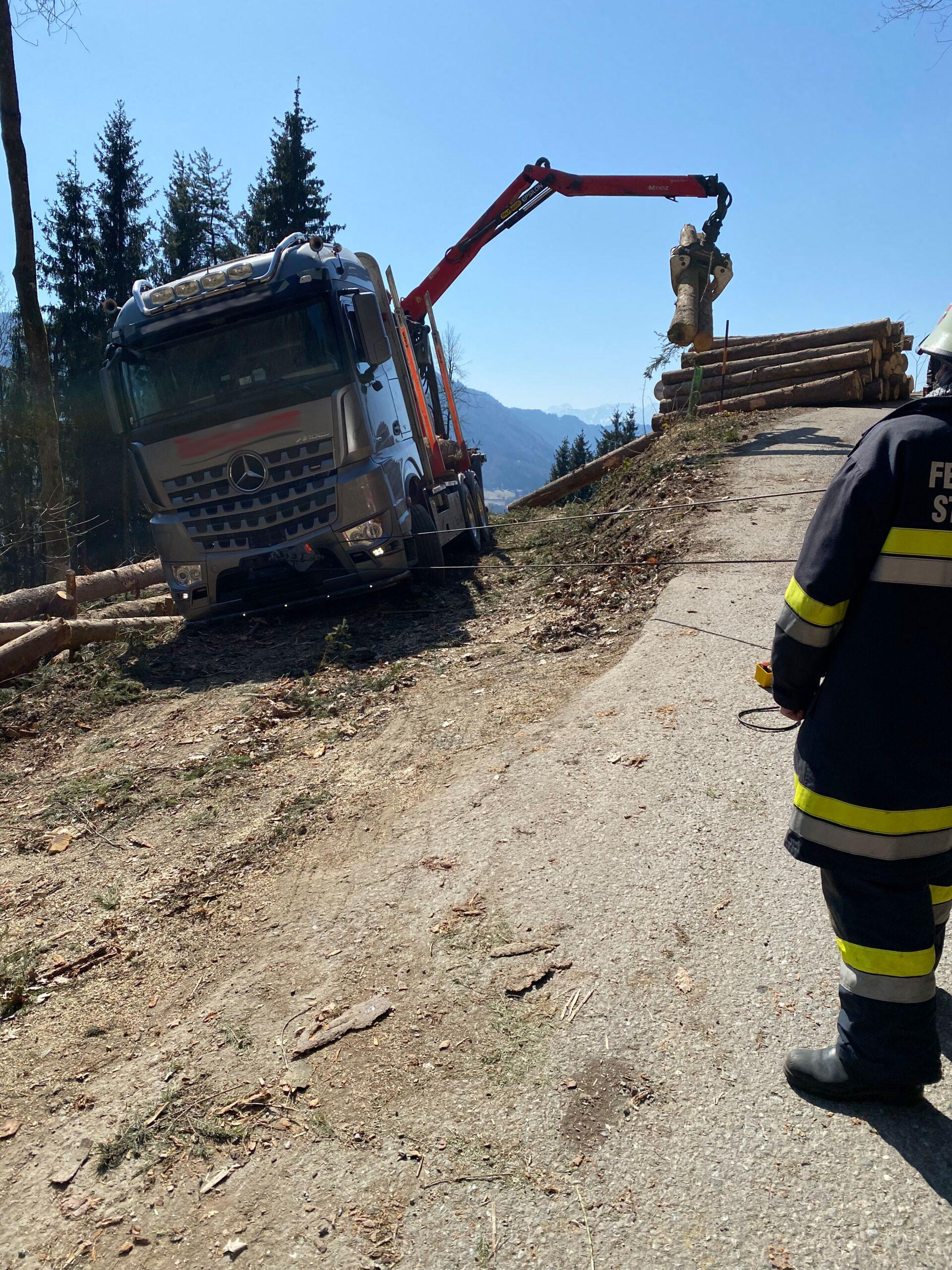 LKW von Feuerwehr vor Absturz bewahrt | Ossiacher See News