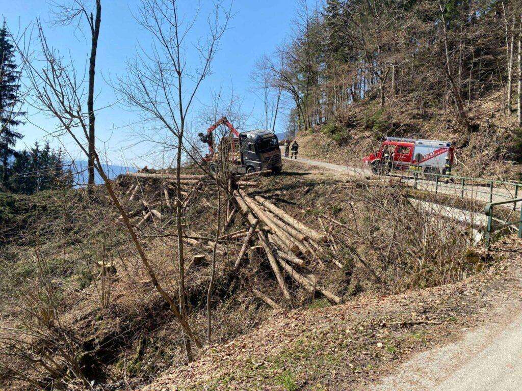 LKW von Feuerwehr vor Absturz bewahrt | Ossiacher See News