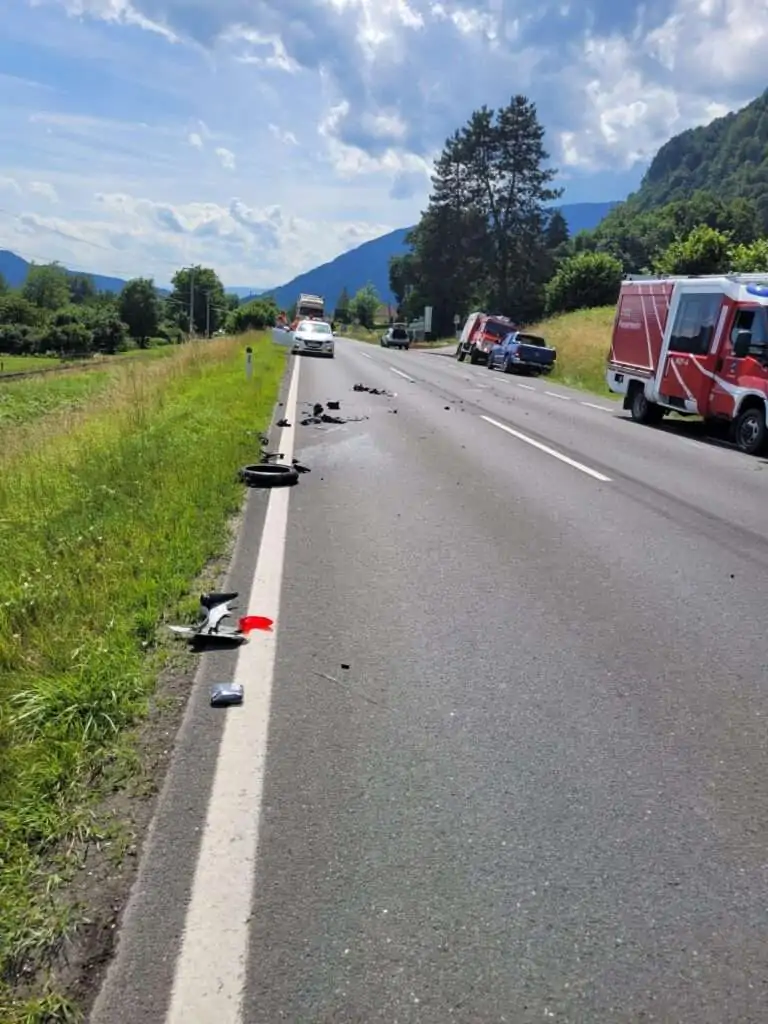 Steindorf: Motorrad prallte gegen PKW