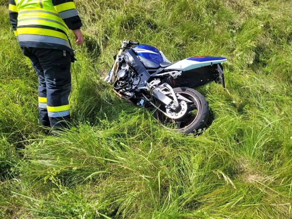 Steindorf: Motorrad prallte gegen PKW