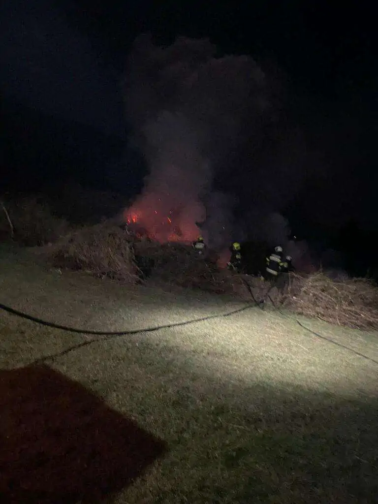 Trotz Bewachung, Brauchtumsfeuer wieder frühzeitig in Brand gesetzt