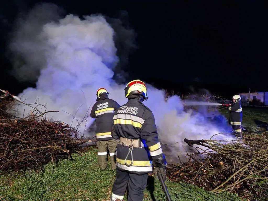 Tiffen: Unbekannte setzten Osterfeuer vorzeitig in Brand