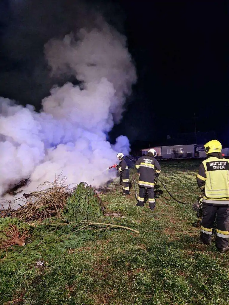 Tiffen: Unbekannte setzten Osterfeuer vorzeitig in Brand