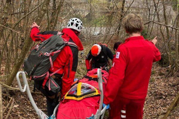 Beim Kräutersuchen am Bein verletzt
