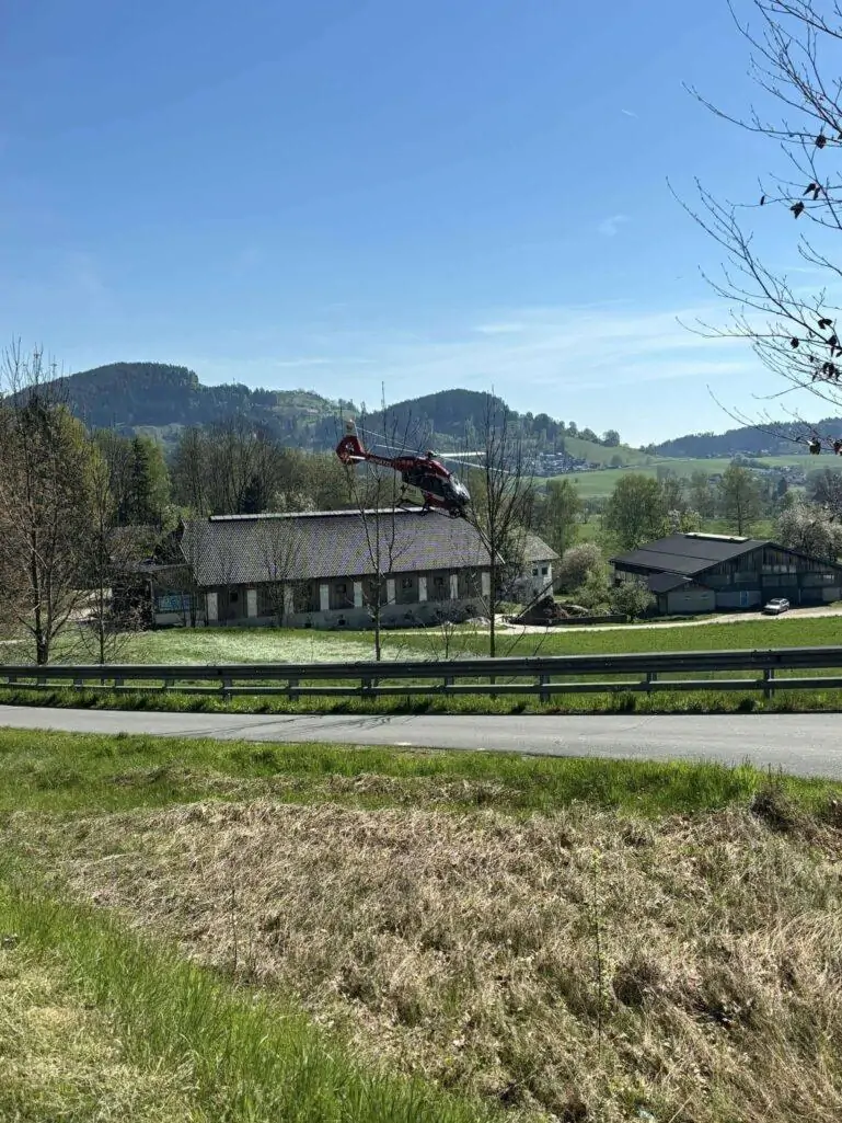 Tiffen: Biker wurde gegen Windschutzscheibe geschleudert