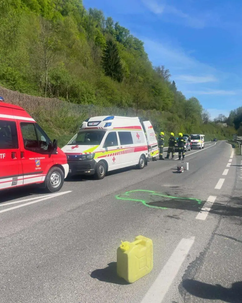 Tiffen: Biker wurde gegen Windschutzscheibe geschleudert