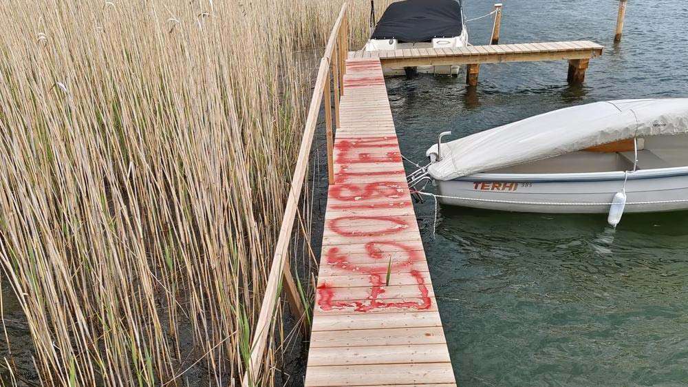 Bootssteg in Steindorf wurde beschmiert