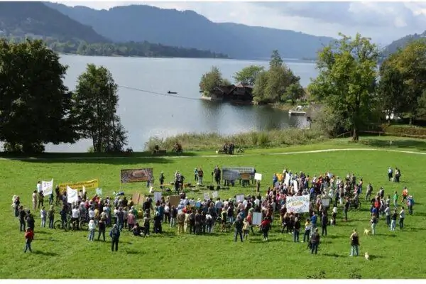 Menschen protestieren am Ossiacher See.
