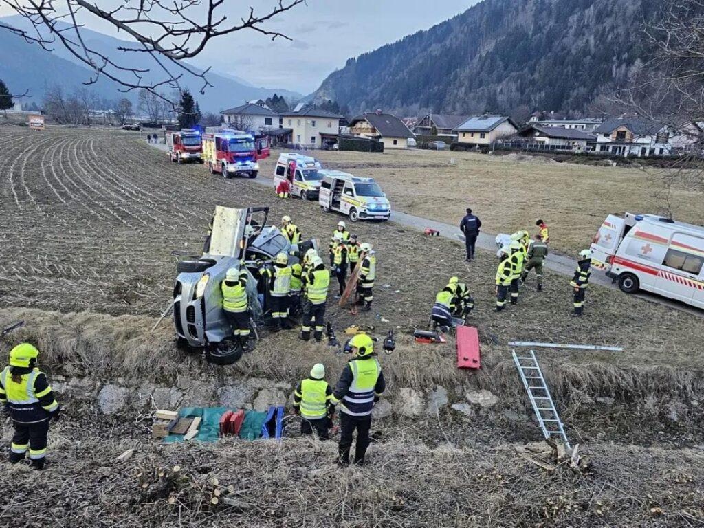 Zwei-Personen-im-Pkw-eingeklemmt-Schwerer-Unfall-auf-der-B94-in-Treffen