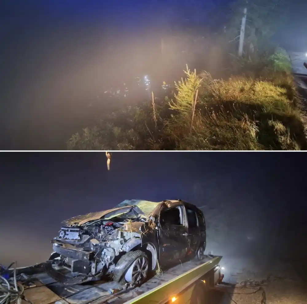 Auto in mistige omgeving, ernstig beschadigd.