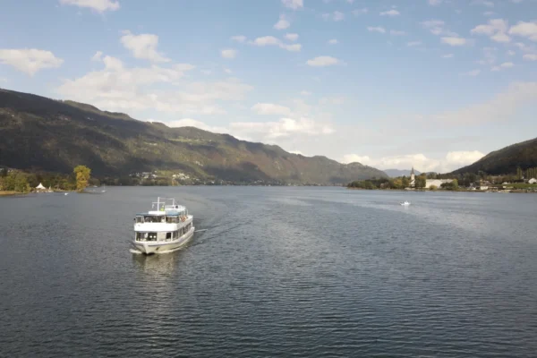 Tourismusfusion: Bergbahnen übernehmen Schifffahrt Schiff Ossiach dahinter das Stift Ossiach