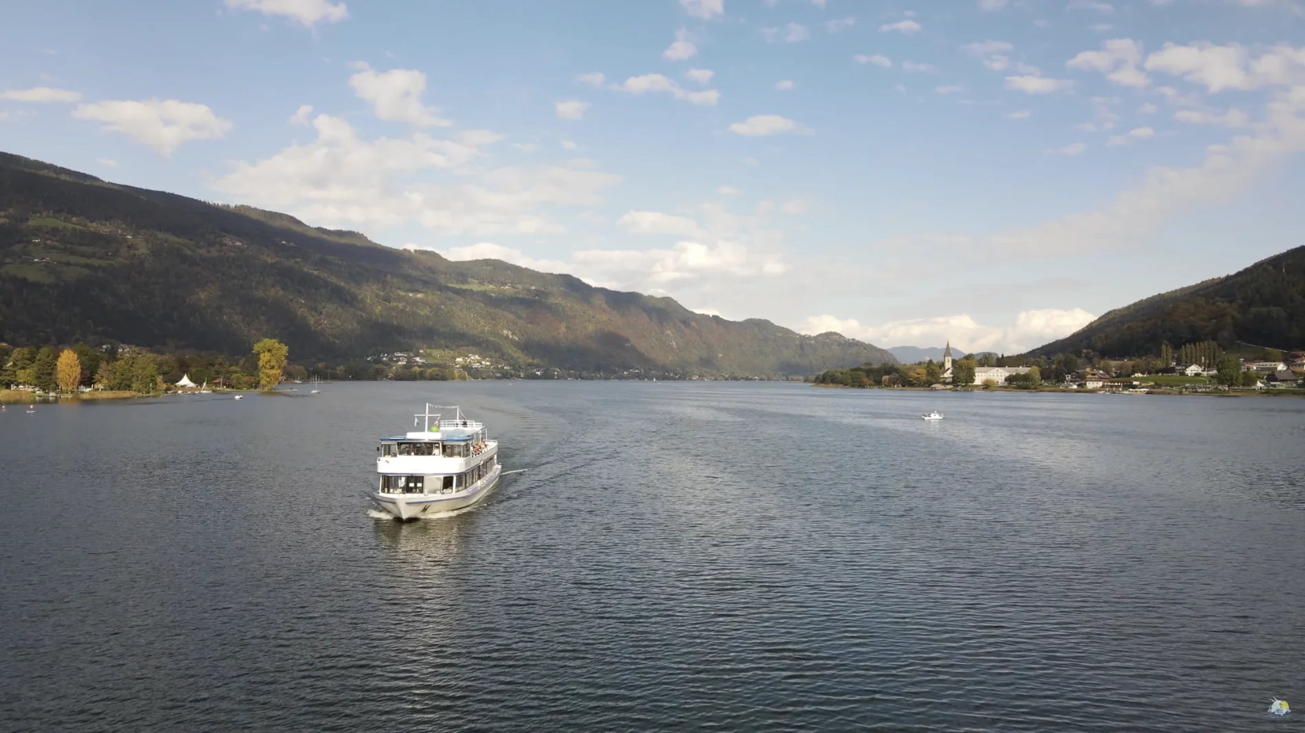 Schiff Ossiach dahinter das Stift Ossiach