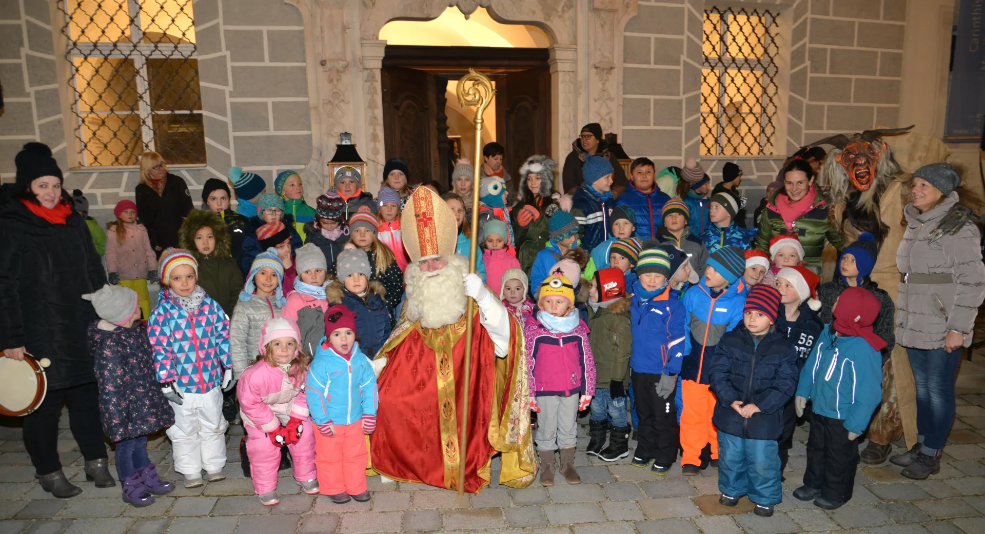 Advent Kinder mit Nikolaus vor dem Stift Ossiach