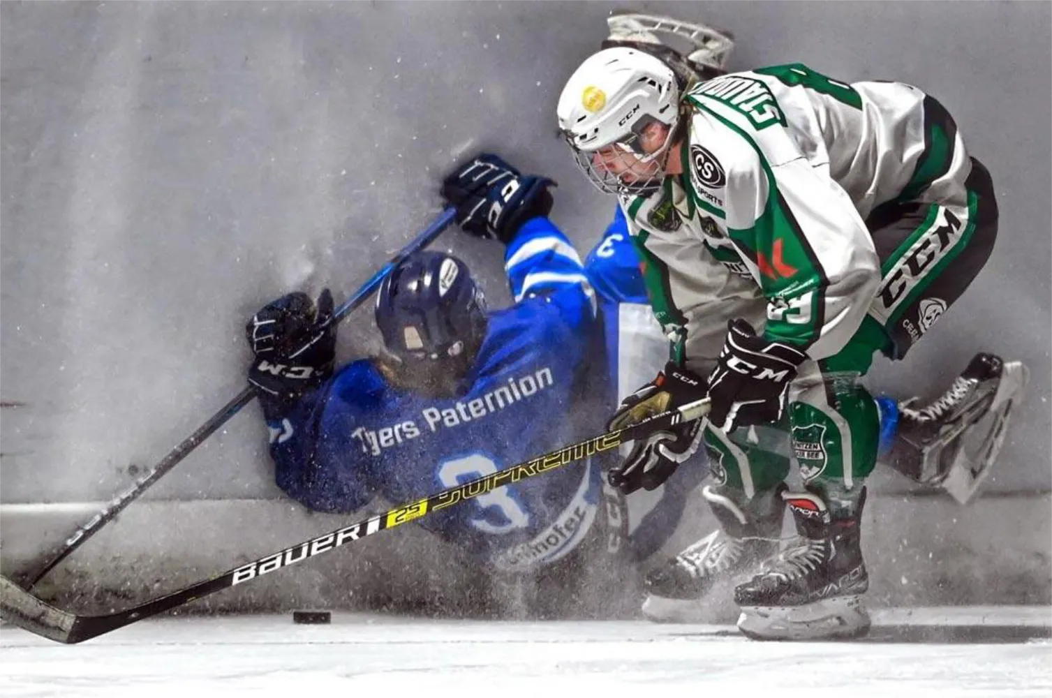 Spielgemeinschaft ECF Feld am See/DSG Ledenitzen Spieler kämpft um jeden Zentimeter