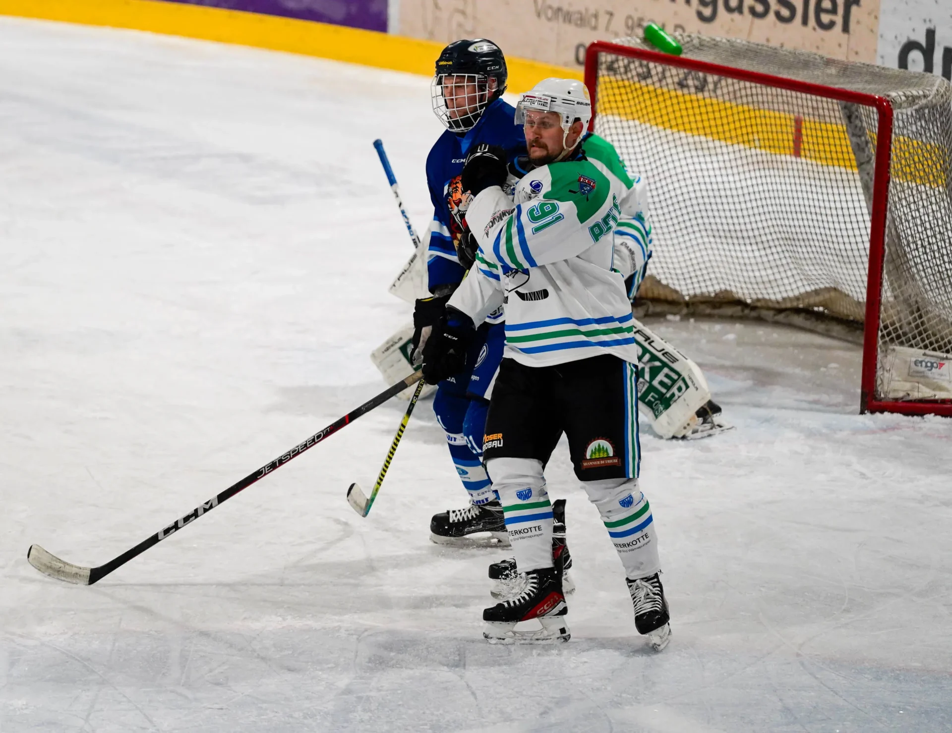 Verteidiger Peterschitz P. mit gegnerischen Spieler im Zweikampf