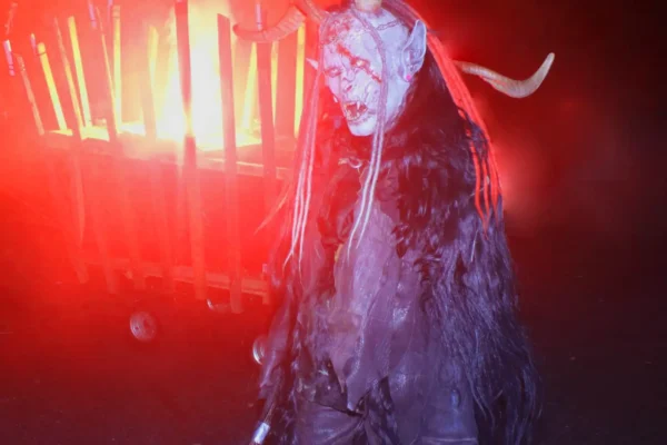 Schaurige Gestalt mit einem Wagen voller Feuer