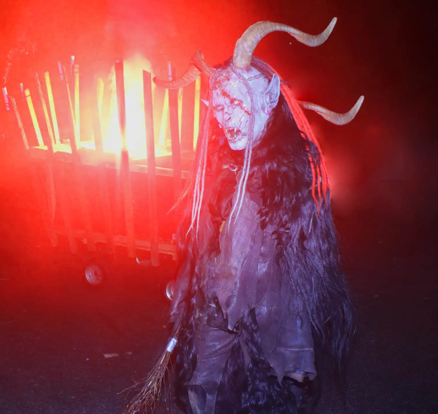 Schaurige Gestalt mit einem Wagen voller Feuer