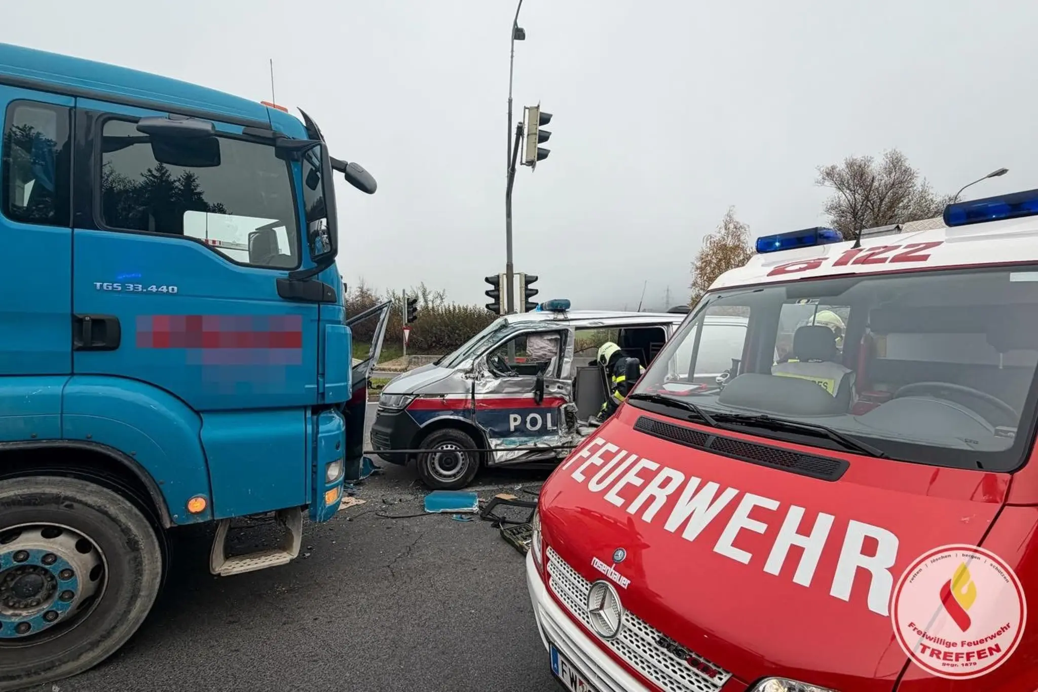 Einsatzfahrzeug mit LKW kollidiert