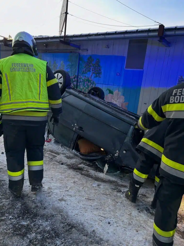 Pkw stürzte über eine Böschung und überschlug sich