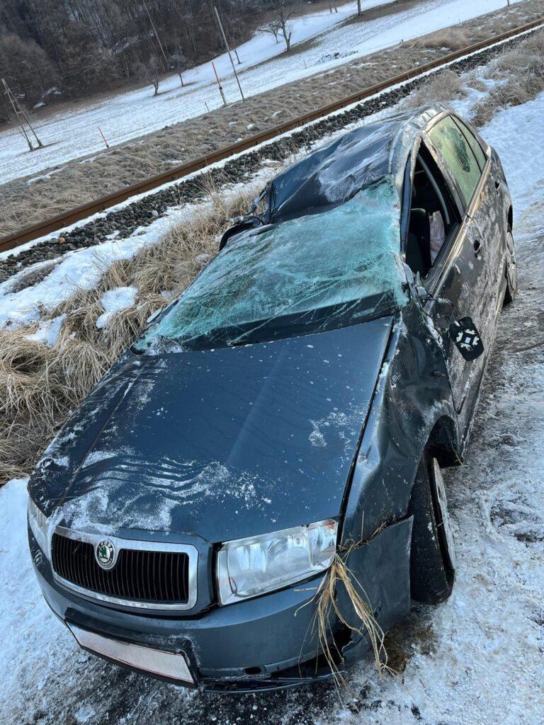 Pkw stürzte über eine Böschung und überschlug sich