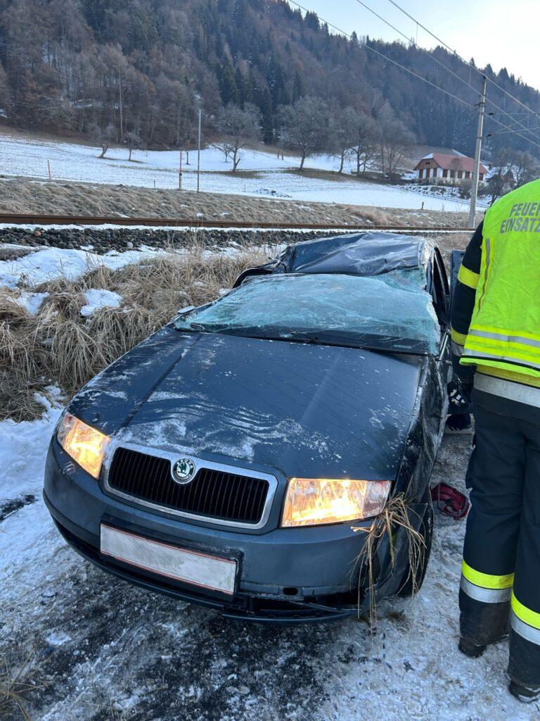 Pkw stürzte über eine Böschung und überschlug sich