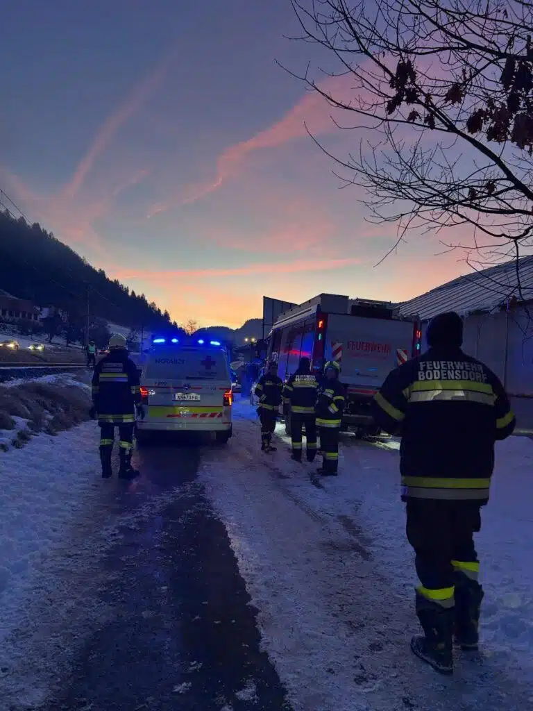 Pkw stürzte über eine Böschung und überschlug sich