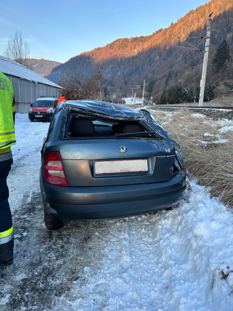 Pkw stürzte über eine Böschung und überschlug sich