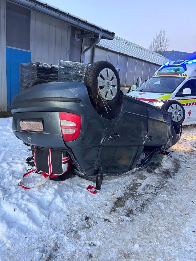 Pkw stürzte über eine Böschung und überschlug sich