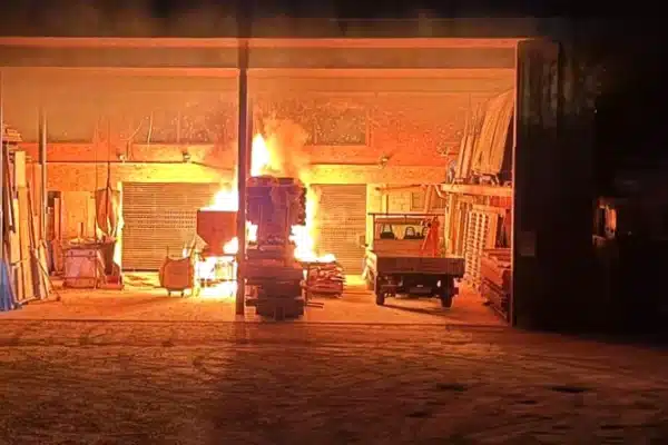 Feuer in einer Holzbauwerkstatt