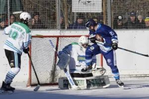 Spieler kämpfen vor dem Tor um den Puck