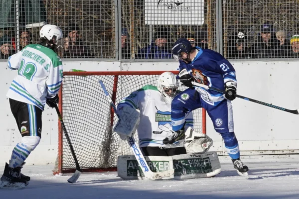 Spieler kämpfen vor dem Tor von Goalie Rene Baumann um den Puck
