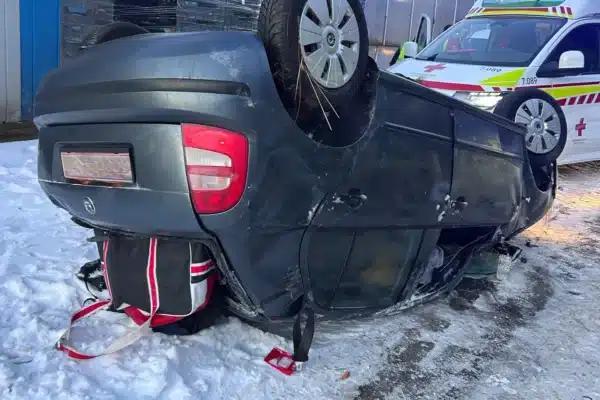 Auto am Dach liegend, FF Bodensdorf, FF Steindorf im Einsatz
