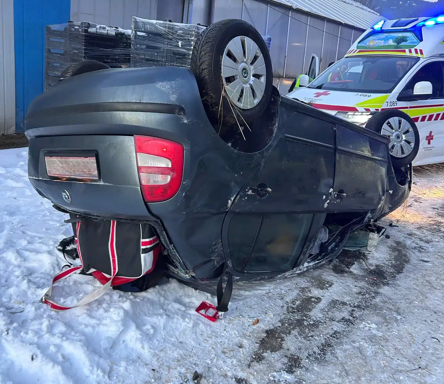 Auto am Dach liegend, FF Bodensdorf, FF Steindorf im Einsatz