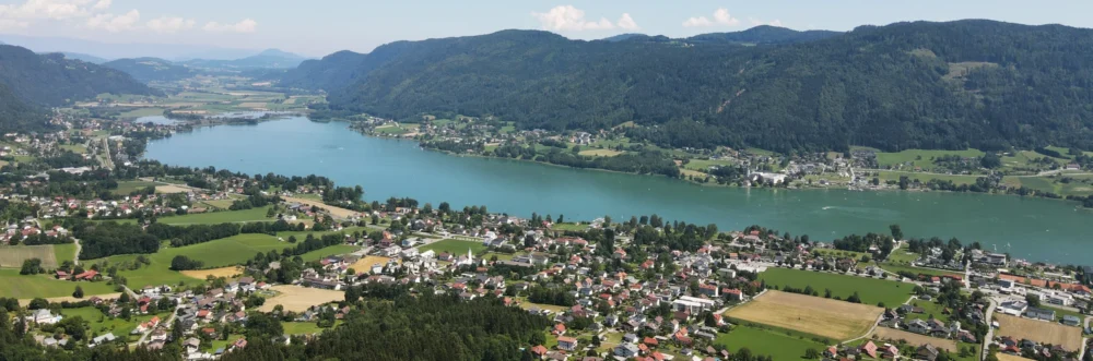 Blick über Bodensdorf auf den Ossiacher See auf Ossiach, Steindorf den Ossiacher Tauern und dem Bleistätter Moor