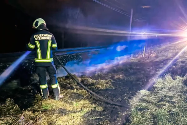 Flurbrand in Steindorf neben der Zugtrasse
