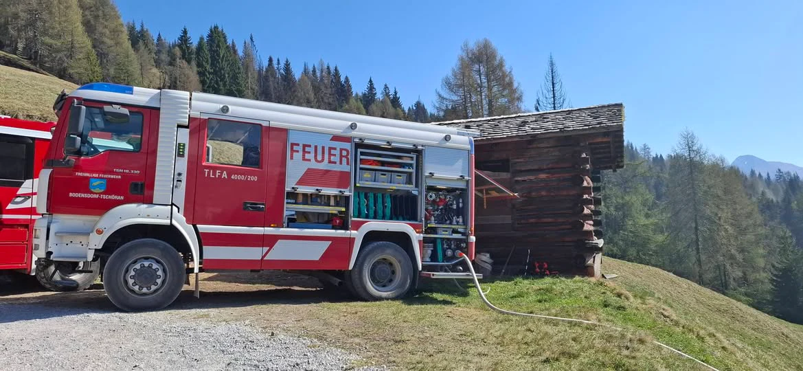 Waldbrand im Lesachtal: Einsatzkräfte kämpfen weiterhin intensiv gegen Glutnester