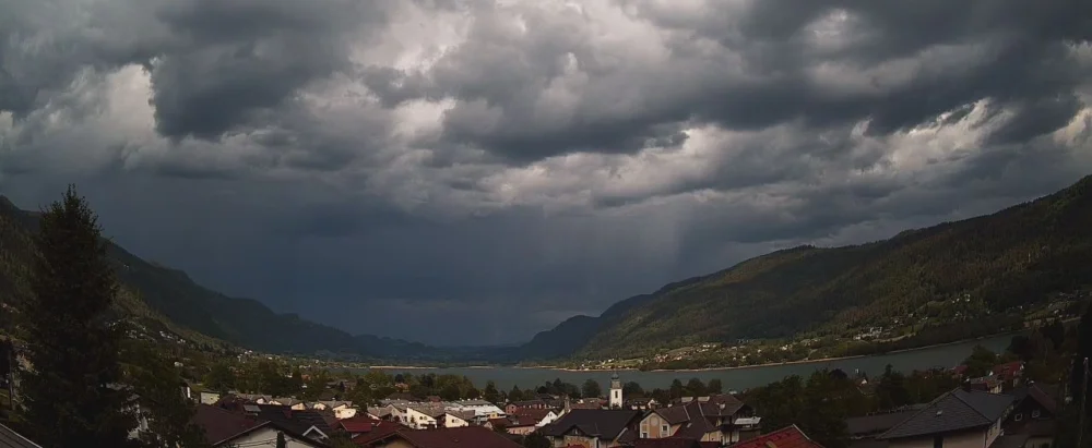 Dunkle Gewitterwolken über Bodensdorf und Steindorf
