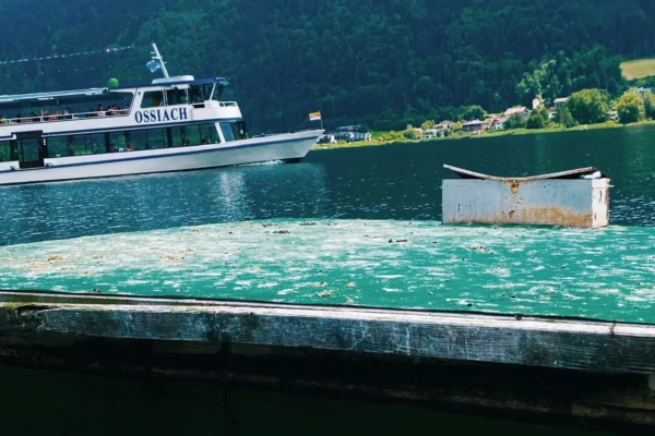 In Steindorf am Ossiacher See stellt ein verwahrlostes, schwimmendes Floß einen erheblichen Schandfleck dar