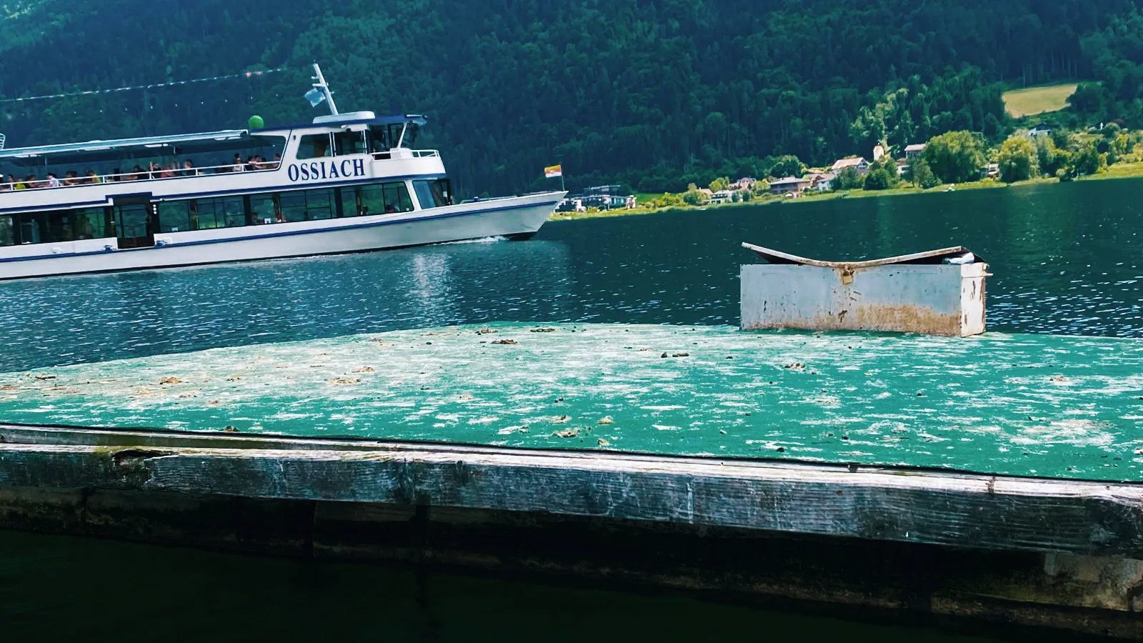 In Steindorf am Ossiacher See stellt ein verwahrlostes, schwimmendes Floß einen erheblichen Schandfleck dar