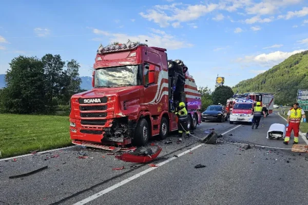 Unfall in Treffen am Ossiacher See PKW prallte gegen einen LKW
