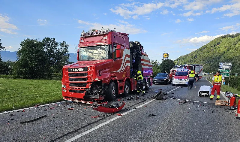 Unfall in Treffen am Ossiacher See PKW prallte gegen einen LKW