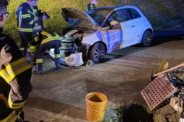 Motorraum geriet nach Unfall in Brand