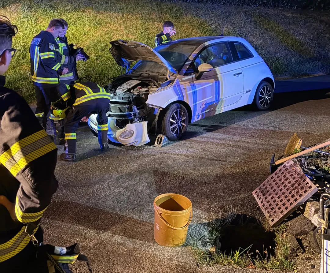 Motorraum geriet nach Unfall in Brand
