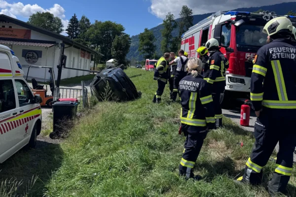 Pkw in Steindorf über Böschung geschleudert